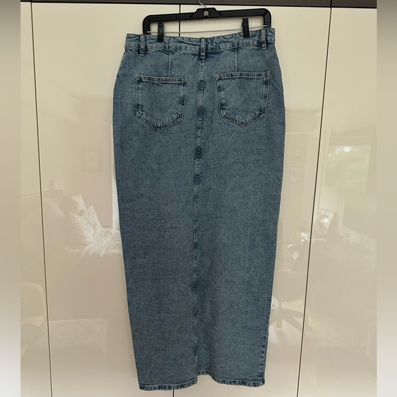 ASOS DESIGN Tall denim midi skirt with split hem in midwash - Picture 2 of 4